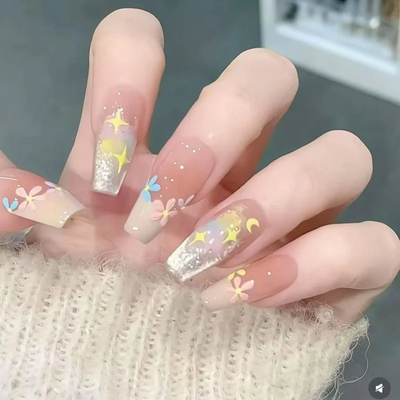 Verspielte tierische Press-On Nagelkunst