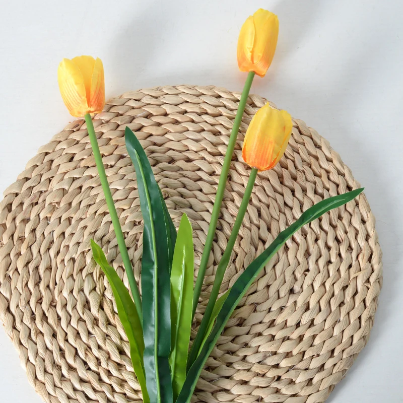 Dekorative Kunsttulpenstielarrangement