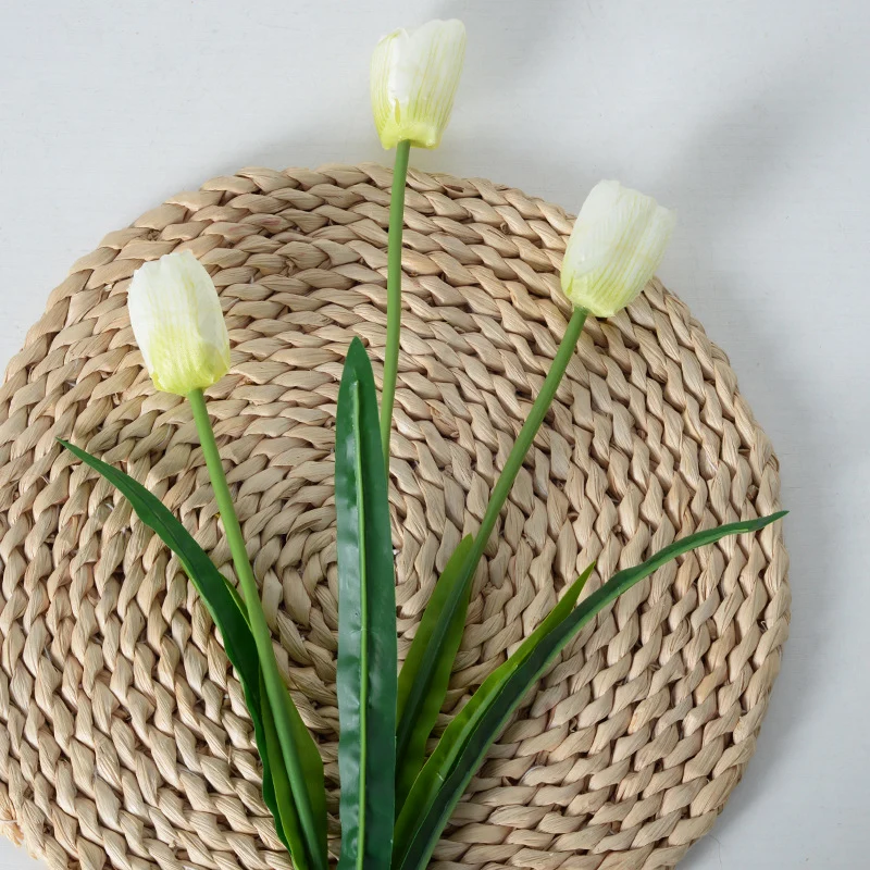 Dekorative Kunsttulpenstielarrangement