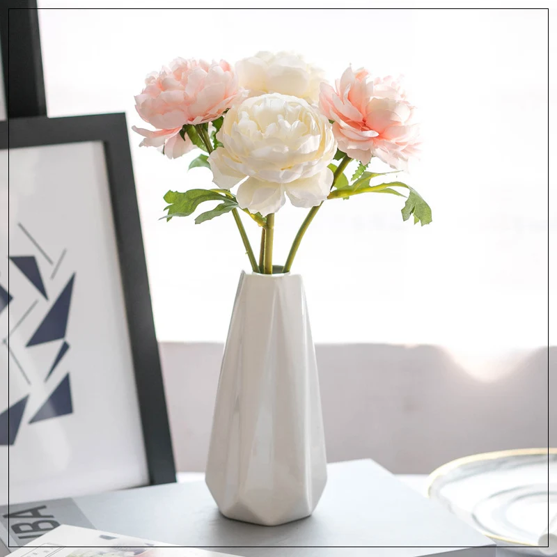 Elegante dekorative Kunstblumenstiel