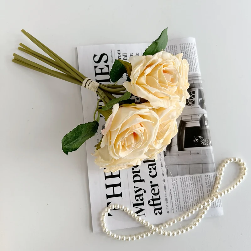 Eleganter künstlicher Rosenstrauß
