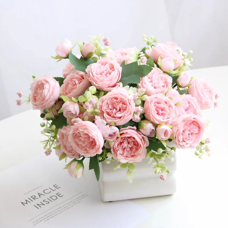 Künstliche Blumenanordnung