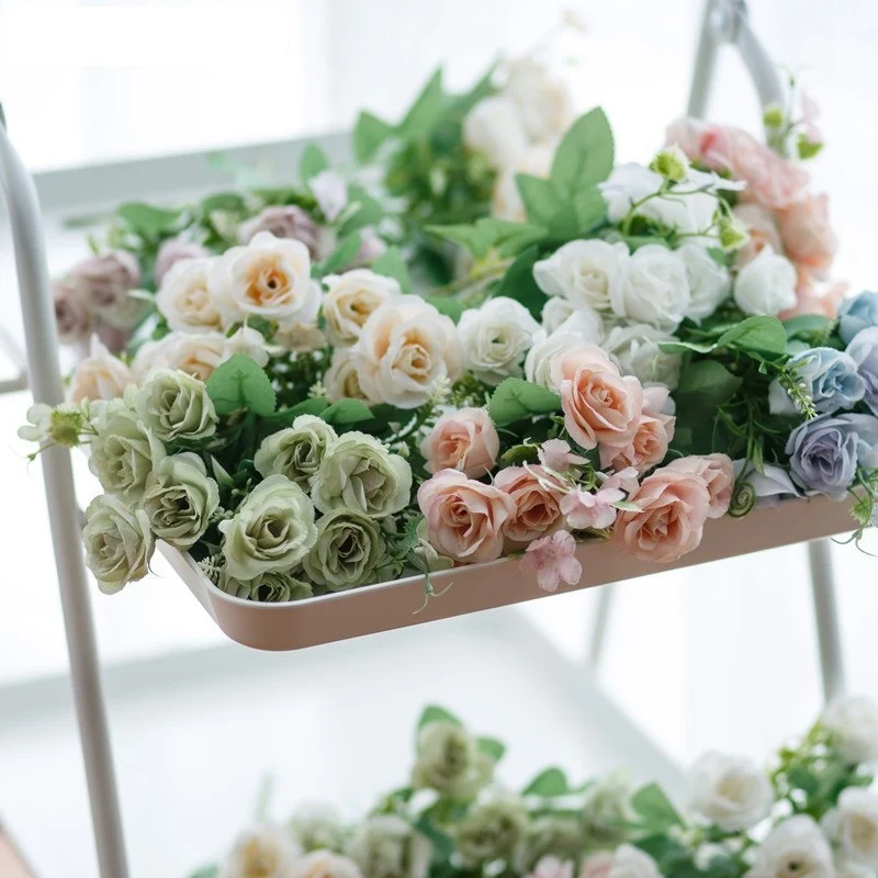Realistischer künstlicher Rosenstrauß