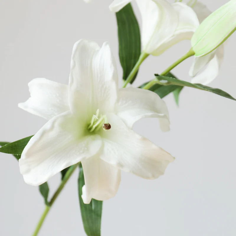Realistischer künstlicher Lilienstrauß
