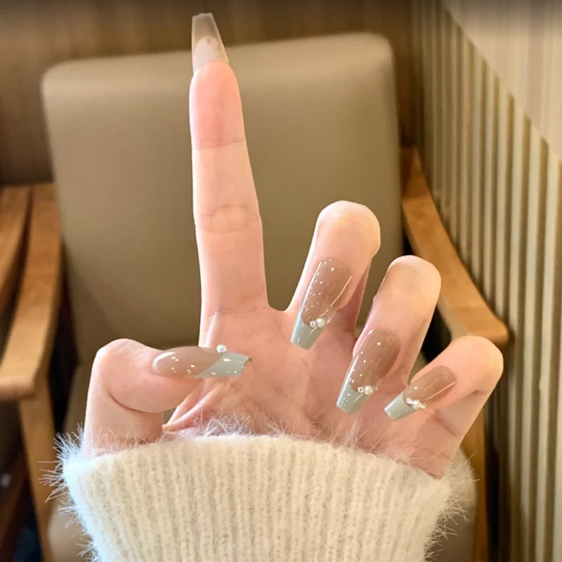 Blumenverzierte Stiletto Nail Art