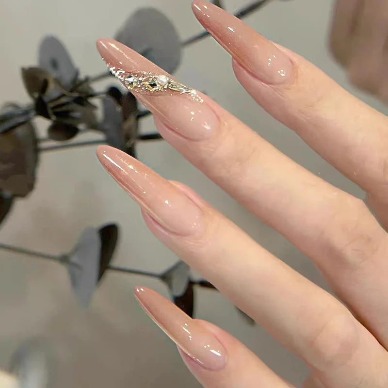 Blumenverzierte Stiletto Nail Art