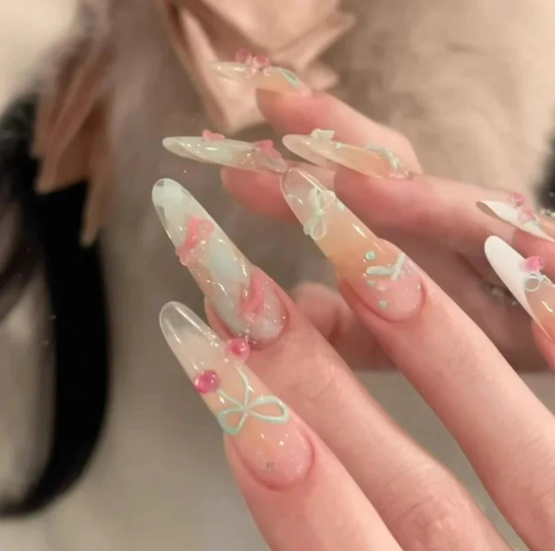 Blumenverzierte Stiletto Nail Art