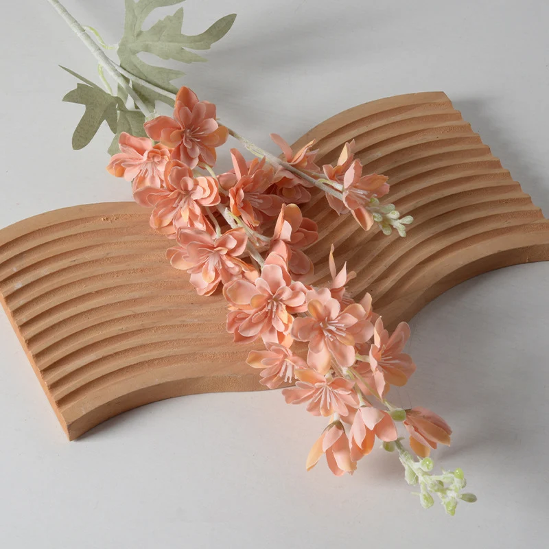 Dekorativer Kunstblumenstrauß