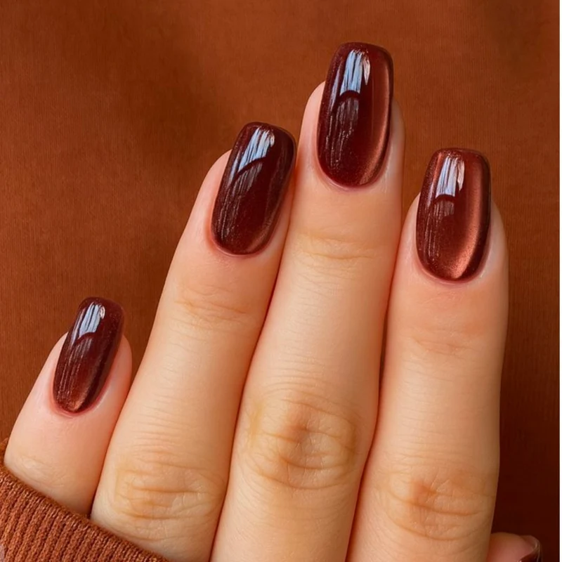 Glänzende kurze Nagelverlängerungen