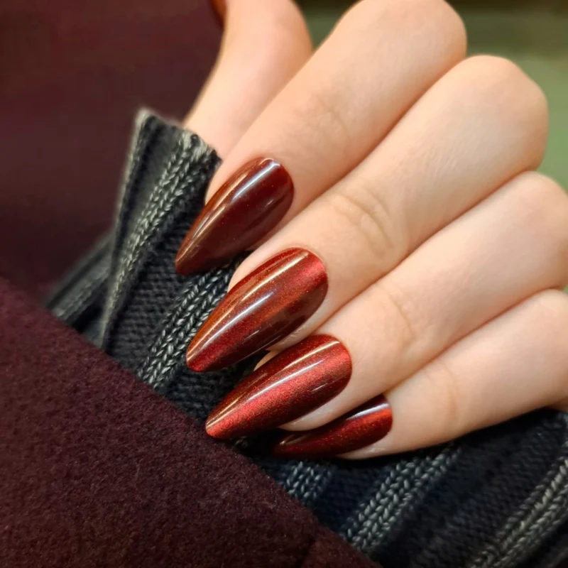 Glänzende schimmernde mandelförmige Nagelverstärkungen