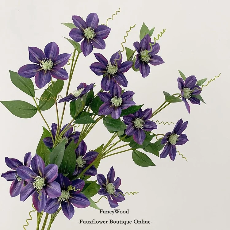 Dekorative Clematis Blumenarrangement