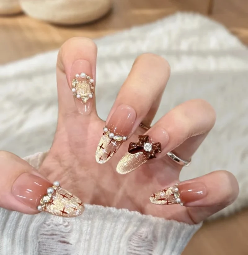 Elegante Stiletto-Gel-Nagelkunstverzierung