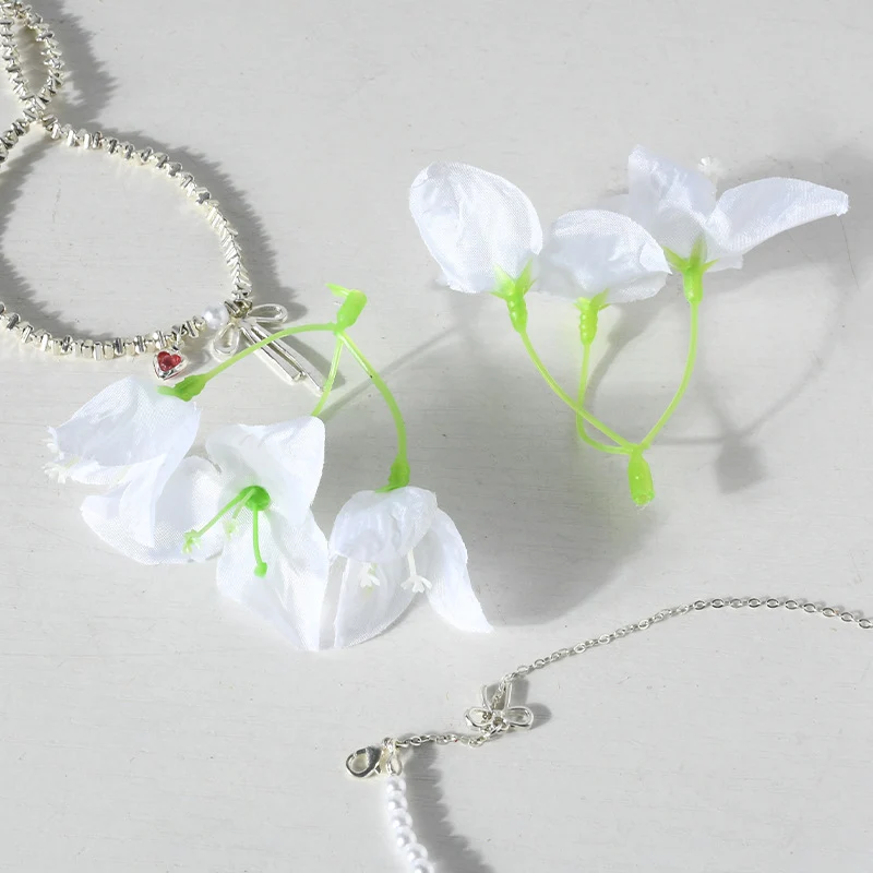 Blumenverzierter Haarschmuck