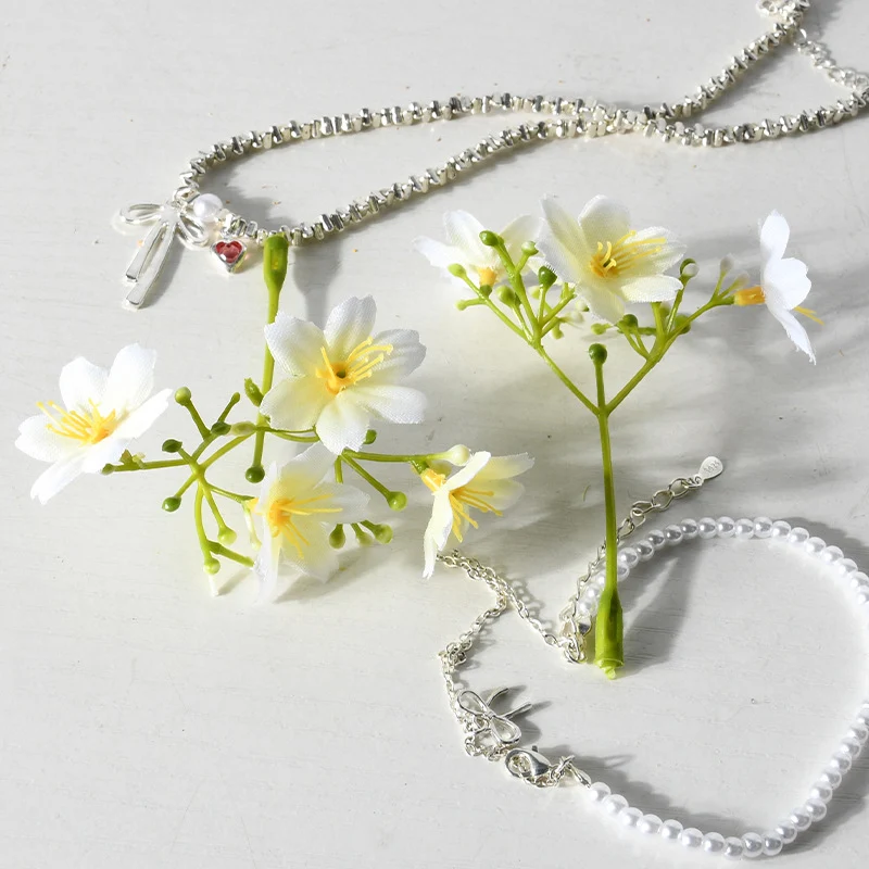 Blumenverzierter Haarschmuck