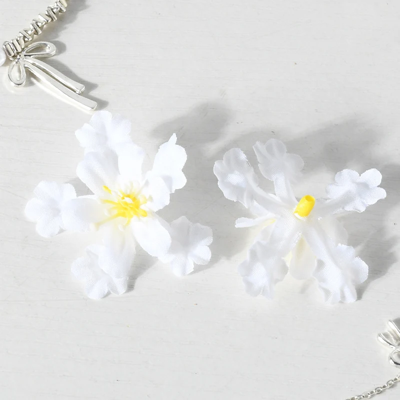 Blumenverzierter Haarschmuck