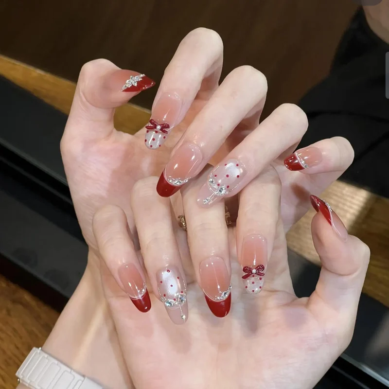 Elegante dekorative Nagelverlängerungen