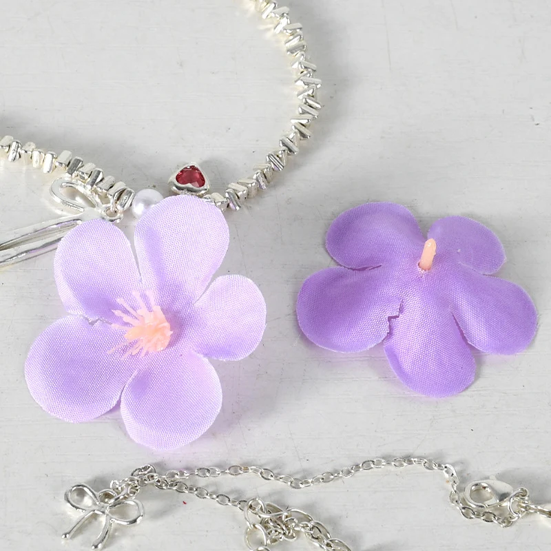 Blumenverziertes Haaraccessoire