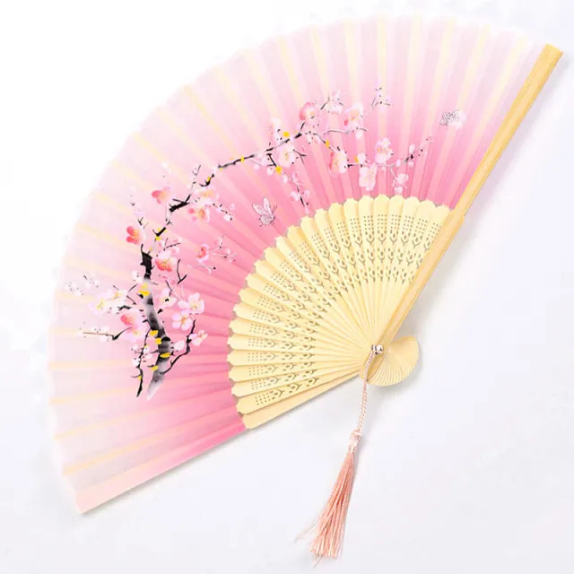 Traditioneller japanischer Fächer mit Blumenmuster | Skanto