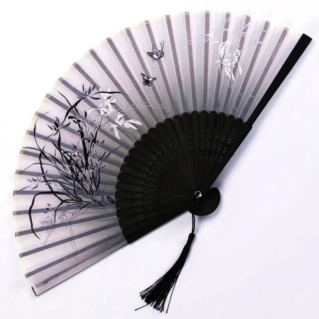 Traditioneller japanischer Fächer mit Blumenmuster | Skanto