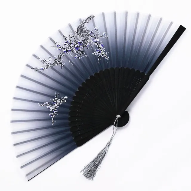 Traditioneller japanischer Fächer mit Blumenmuster | Skanto
