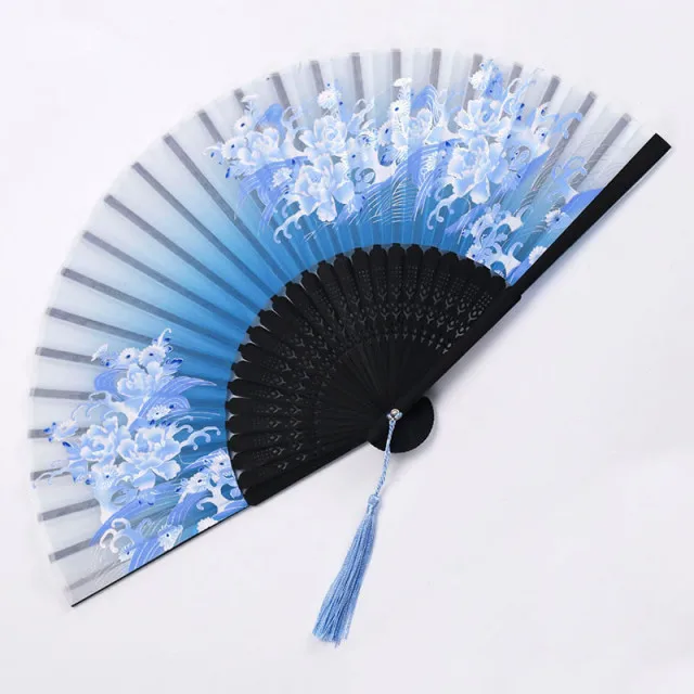 Traditioneller japanischer Fächer mit Blumenmuster | Skanto