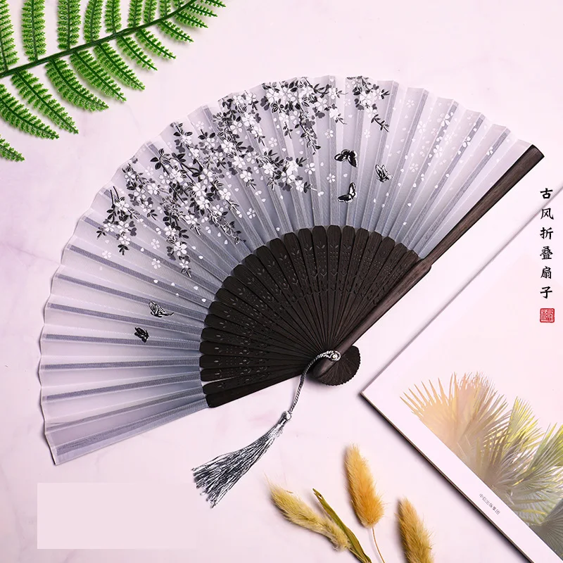 Traditioneller japanischer Fächer mit Blumenmuster | Skanto