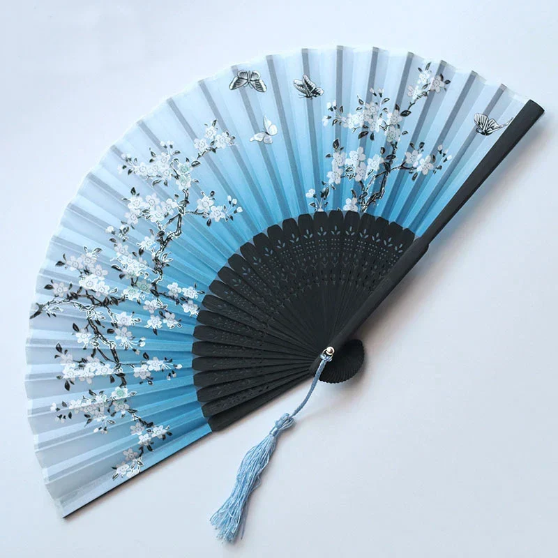 Traditioneller japanischer Fächer mit Blumenmuster | Skanto