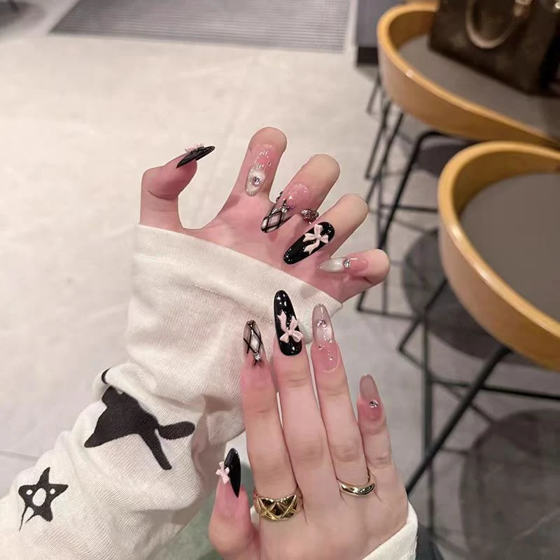 Dekorative Stiletto Press-On Nagelkunst