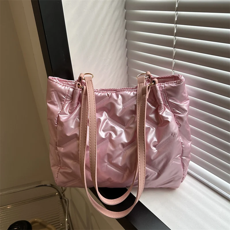 Stylische gepolsterte Nylon-Schultertasche