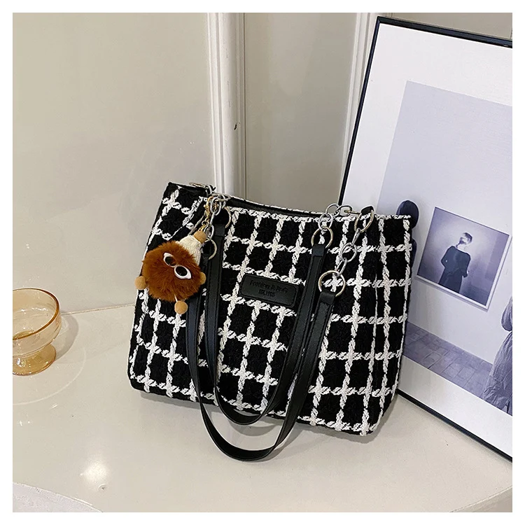 Texturierte Fransen-Detail-Handtasche