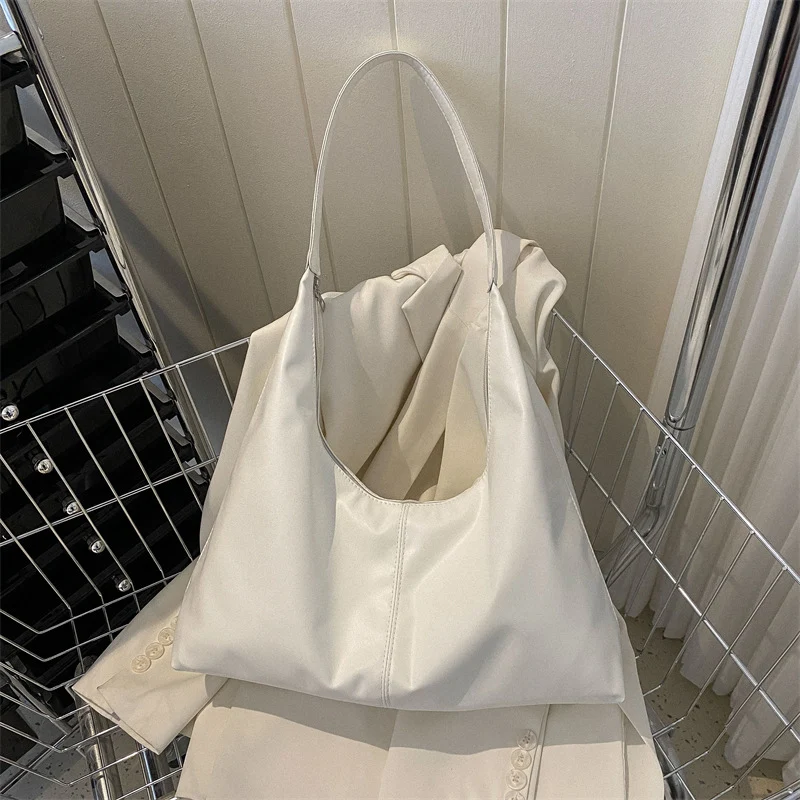 Schlanke Minimalistische Hobo-Handtasche
