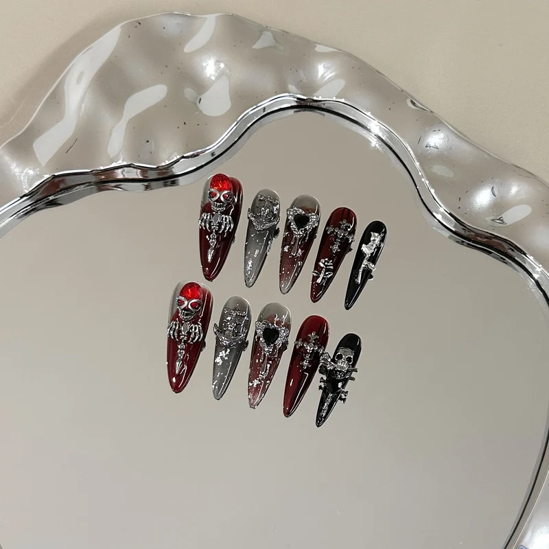 Gothic-Themen Press-On Nagelkunst Set mit einzigartigen silbernen Akzenten