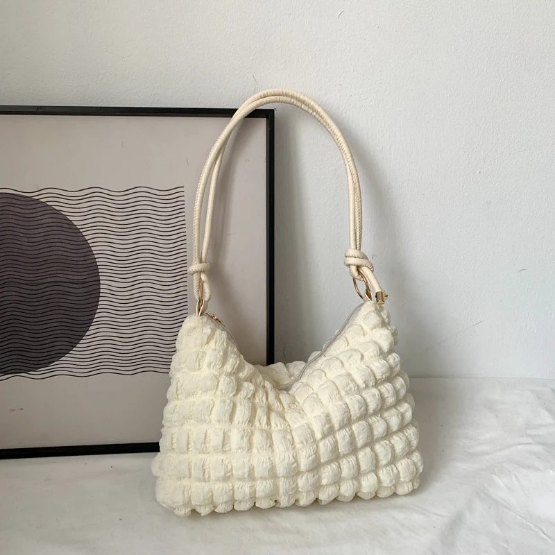 Texturierte gehäkelte Handtasche