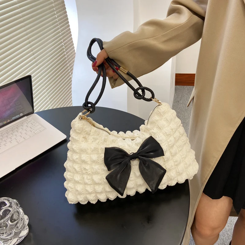 Texturierte Handtasche mit Schleifenverzierung