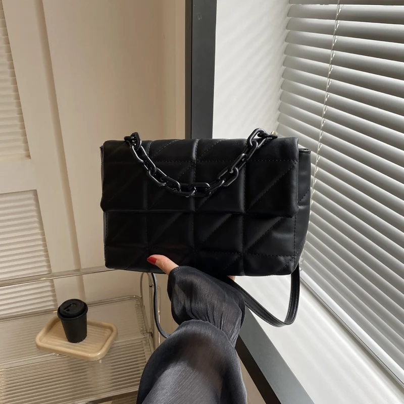 Gepolsterte Handtasche mit Kettengriffen