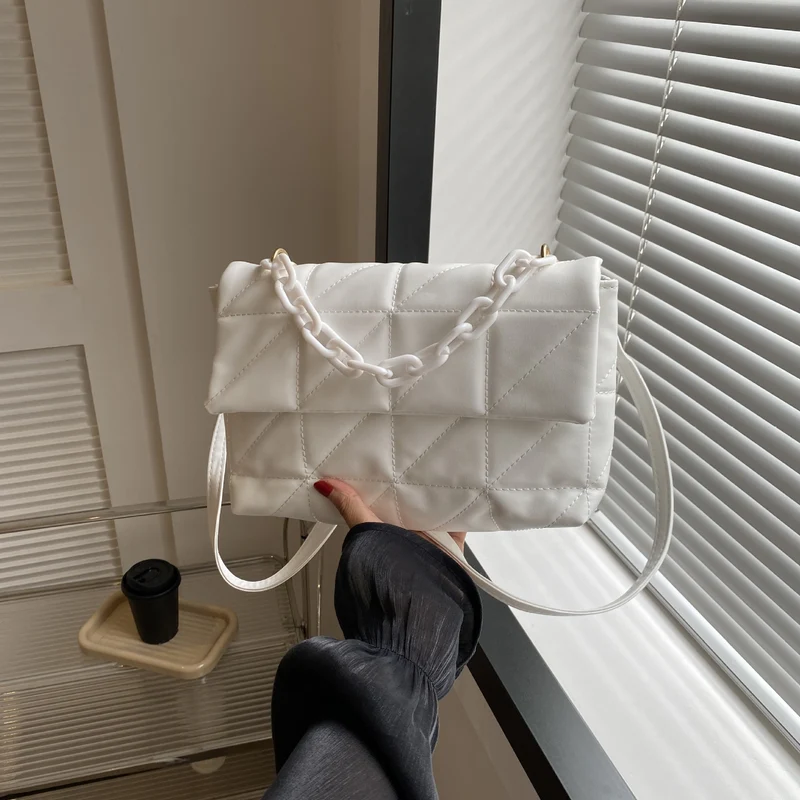 Gepolsterte Handtasche mit Kettengriffen