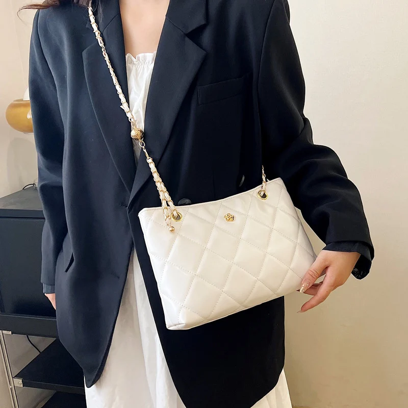 Gepolsterte Handtasche mit Kettengriffen