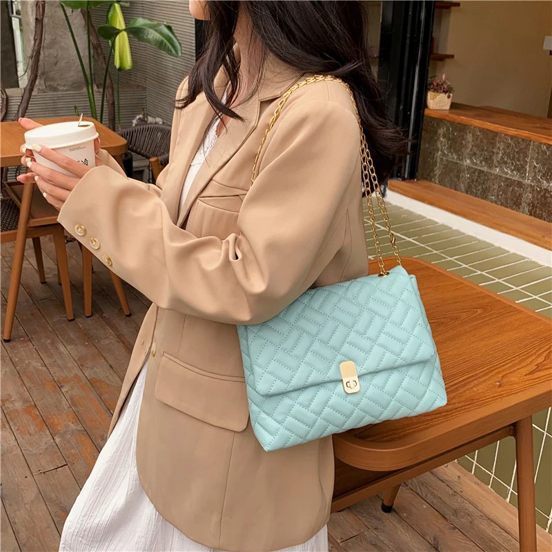 Gep quiltete Abendhandtasche mit Kettenhenkeln
