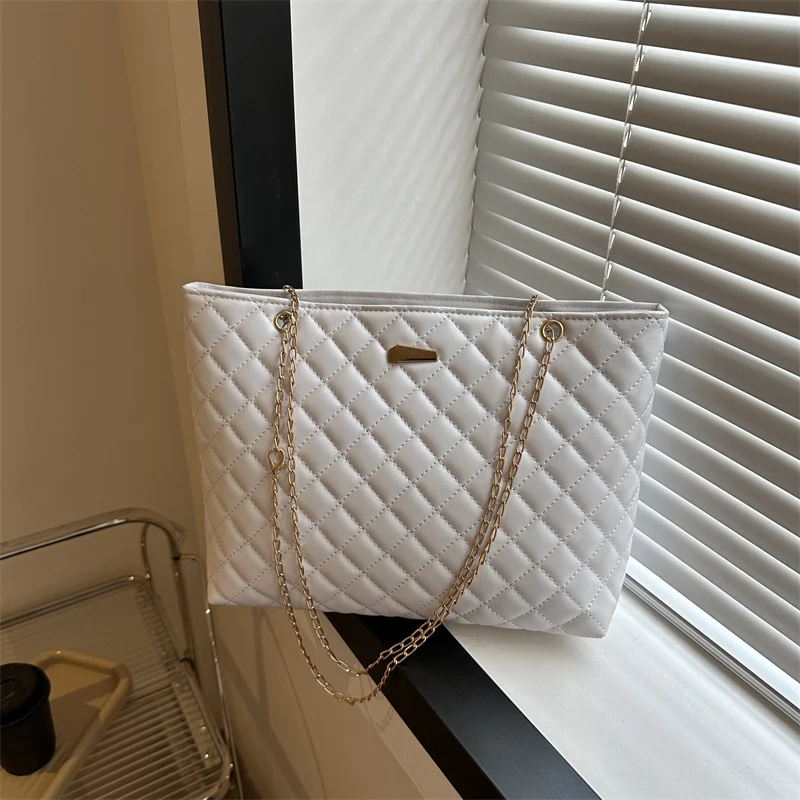 Gepolsterte Handtasche mit Kettenhenkel