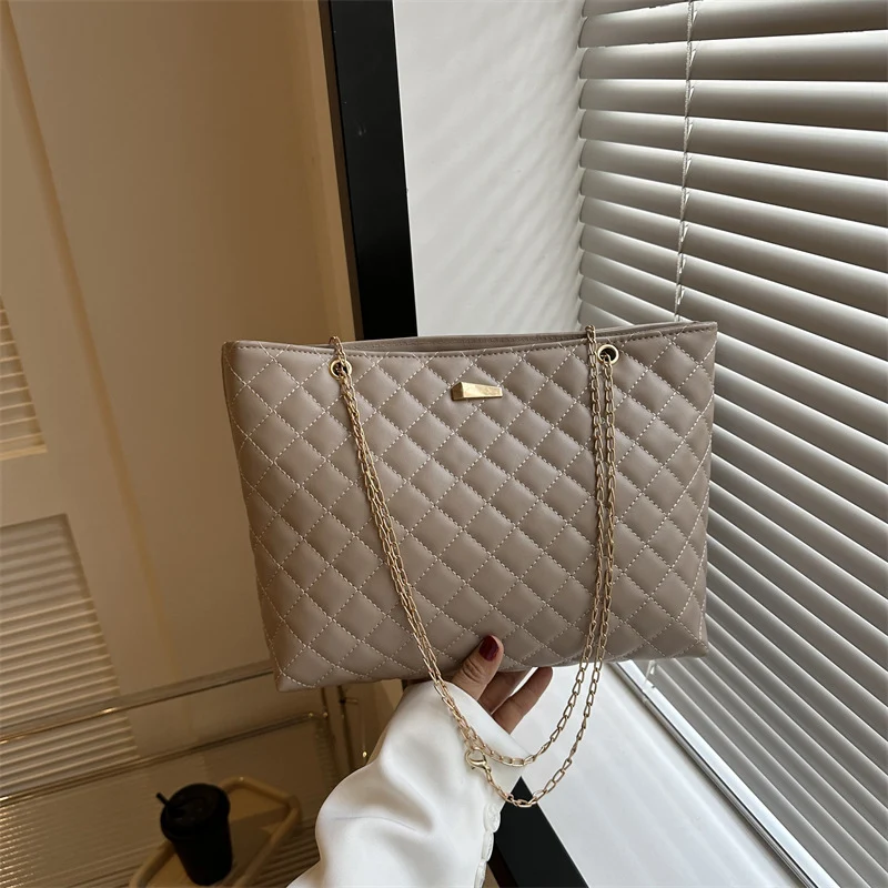Gepolsterte Handtasche mit Kettenhenkel