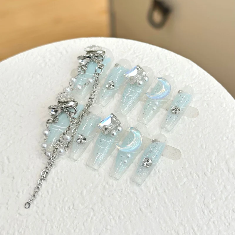 Glitzerndes Press-On Nagelkunst-Set mit himmlischen Akzenten