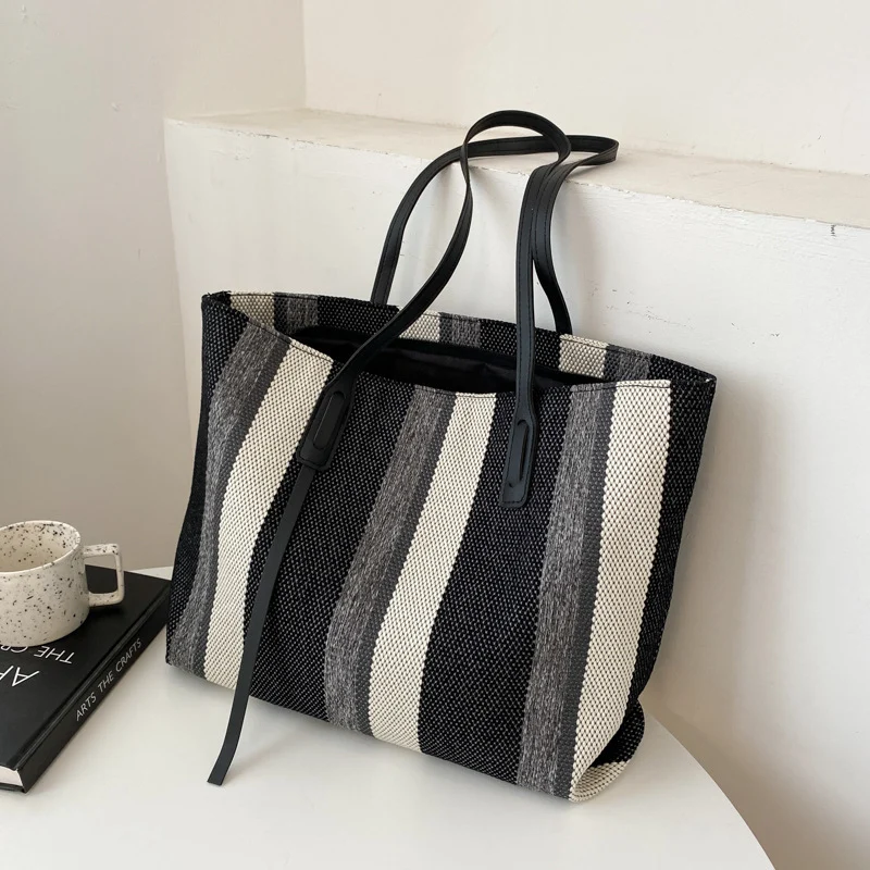 Stylische gestreifte Tragetasche