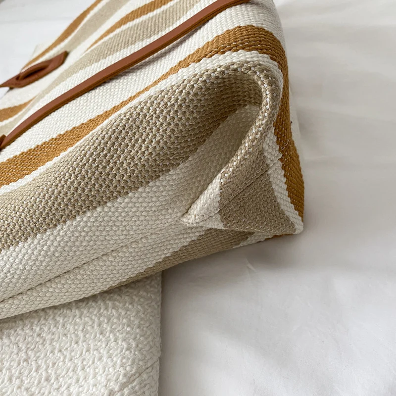 Stylische gestreifte Tragetasche