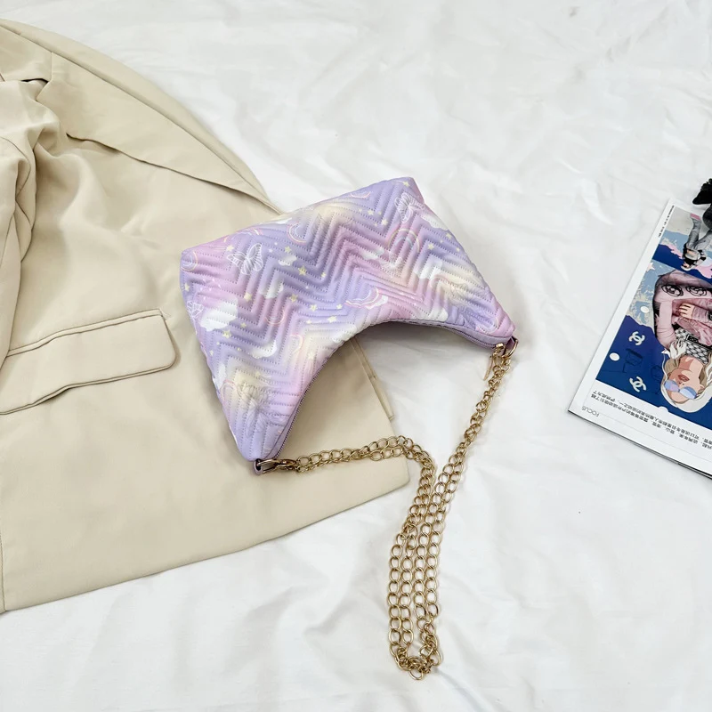 Gepolsterte Clutch-Handtasche mit Ketten-Detail