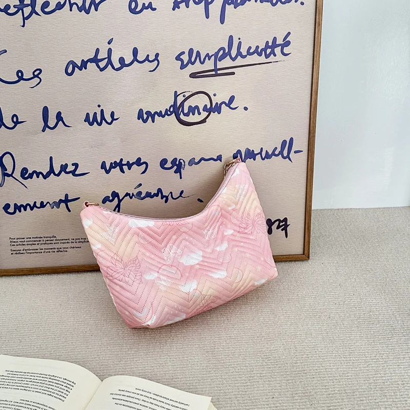Gepolsterte Clutch-Handtasche mit Ketten-Detail