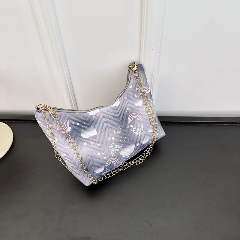 Gepolsterte Clutch-Handtasche mit Ketten-Detail