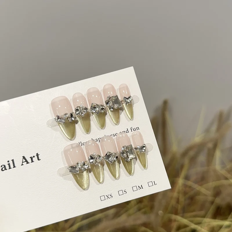 Glamouröse mit Strass veredelte Druck-Nagelkunst