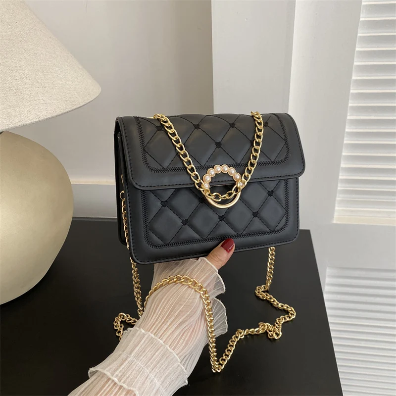 Elegante gesteppte Handtasche mit Ketten-Detail