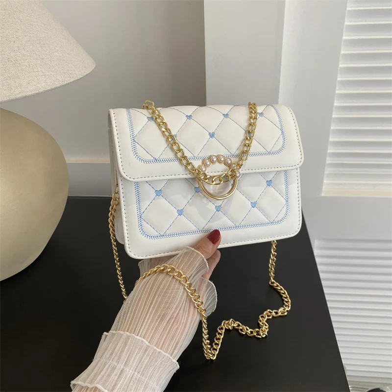 Elegante gesteppte Handtasche mit Ketten-Detail