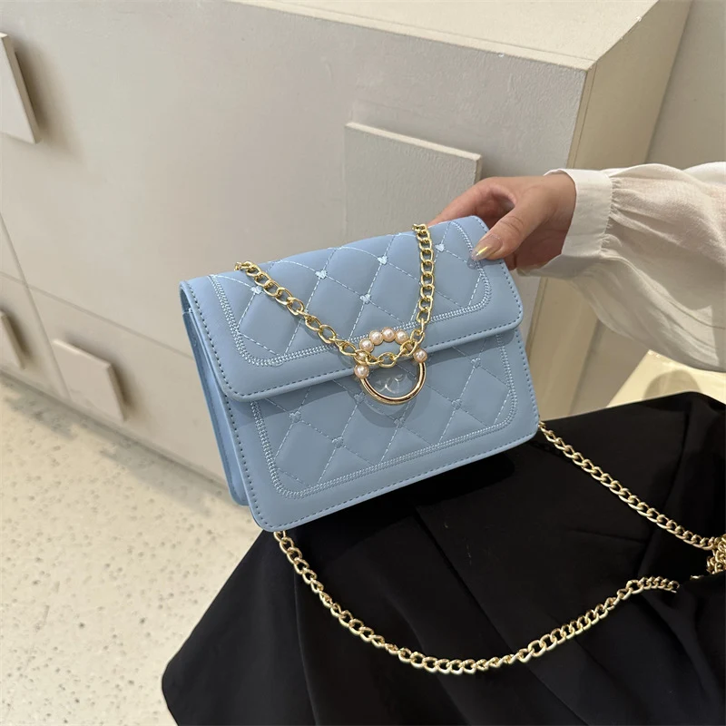Elegante gesteppte Handtasche mit Ketten-Detail